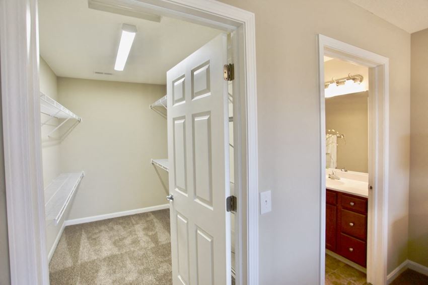 Laurel Bluff Apartments, 8465 Silver Maple Circle, Reynoldsburg, OH